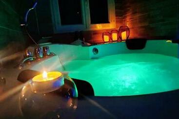 住宿加早餐  A L Orée Des Pins   Gite Et Spa De 30 M2  Home Cinéma Et Massage En Sup