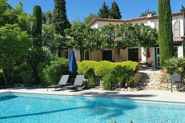 ベッドアンドブレックファースト Le Domaine Des Mûriers   Charme, Chic, Calme En Provence Côte D Azur