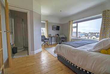 ペンション Larkhill House