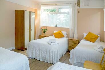 تختخواب و صبحانه Healing Waters Sanctuary For Exclusive Private Hire And Self Catering Board, Vegetarian, Alcohol & W