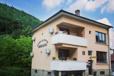 بنسيون Guest House Mikaela