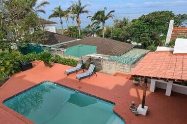 פנסיון Indaba Manor On 413 Owen Ellis Dr