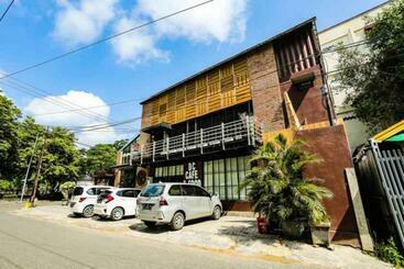 بنسيون De Container Guest House