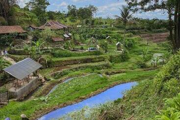 هتل Taman Dolan Home & Resort