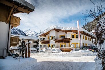 Отель Arlen Lodge