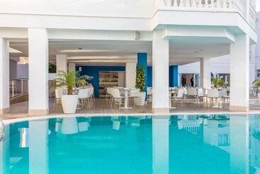 فندق Triton Beach