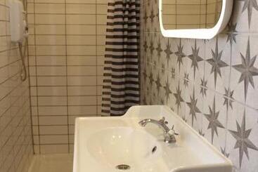 هتل آپارتمان Macs Townhouse Dungarvan