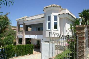 פנסיון Luxury Villa With Sea And Mountain Views