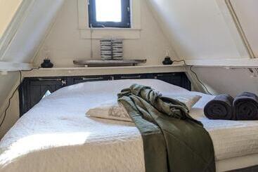 تختخواب و صبحانه Storestay Damsquare