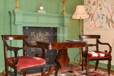 مبيت وإفطار The Munches Room At Buittle Castle