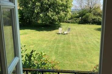 تختخواب و صبحانه The Old School, Idbury, Ox7 6ru
