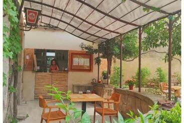 住宿加早餐  La Vigneronne Des Costières