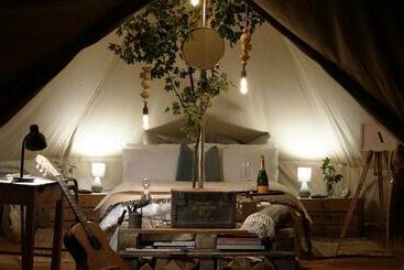 בית מלון כפרי Marston Park   Luxury Lakeside Bell Tents