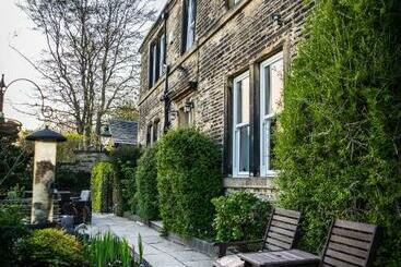 צימר Shibden Hall View