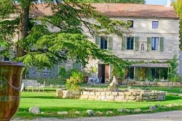 تختخواب و صبحانه Bastide De Bellegarde