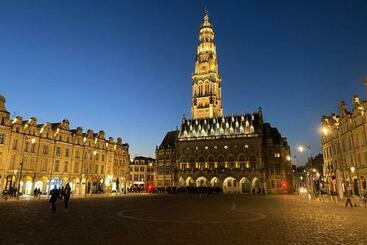 تختخواب و صبحانه La Cour Des Grands