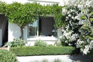 تختخواب و صبحانه Little Cottage