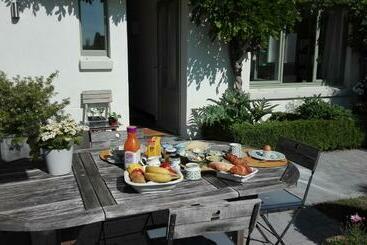 تختخواب و صبحانه Little Cottage