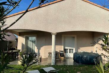 مبيت وإفطار Maison Entière 4 Lits 8 Pl Avec Jacuzzi Proche Du Safari De Peaugres
