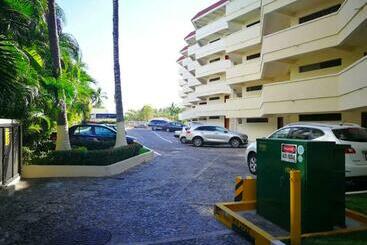 Marina Suites By Andiani Travel