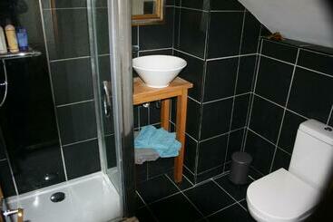 تختخواب و صبحانه Crackin View Guest House