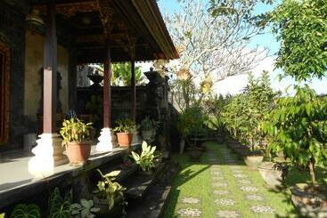 פנסיון Puri Agung Family