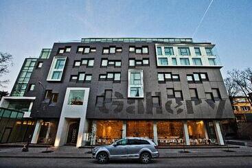 בית מלון כפרי Graffit Gallery Design