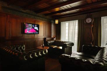 בית מלון כפרי Holland House Residence Old Town