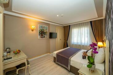 Raymond Hotel Old City