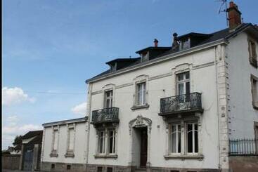 تختخواب و صبحانه Augustodun Home