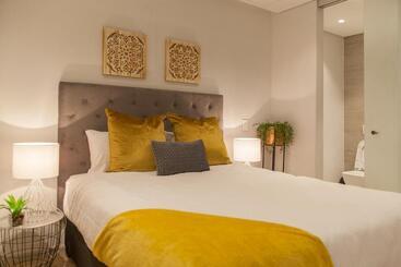 בית מלון כפרי 117 On Strand   Luxury Apartments