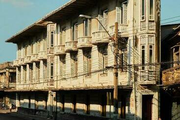 هتل The Mustang Blu