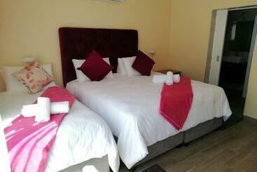 پانسیون Lucolo Palace B&b   East London