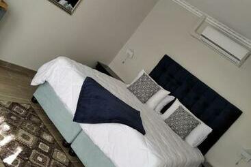 پانسیون Lucolo Palace B&b   East London