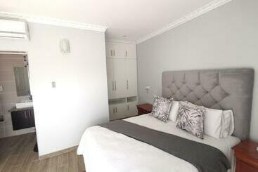 پانسیون Lucolo Palace B&b   East London