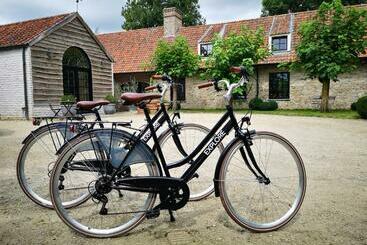 住宿加早餐  Casa Leone Near Bruges With Jacuzzi & Parking