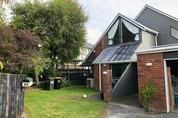 تختخواب و صبحانه Warm On Waterloo