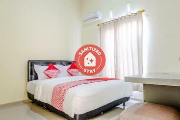 בית מלון כפרי Oyo 3046 Homestay Syariah Imah