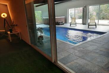 Bed and Breakfast La Ptite Adresse Love Room 150 M2 Piscine Intérieure Chauffé Privée & Spa Privée Parking Gratuit