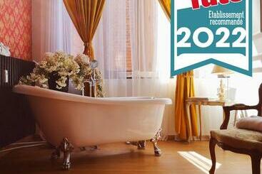 민박 Love Nest Versailles   Unique Louis Xiv Decoration   Calm Location Right In City Center