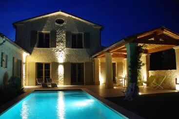 مبيت وإفطار Uzes Decouvertes