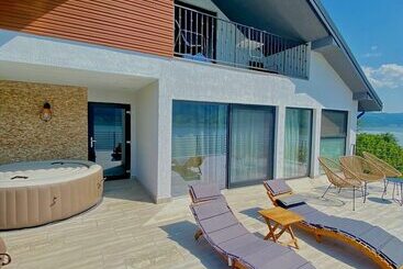 پانسیون Noah River House