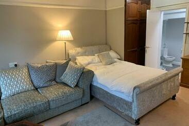 פנסיון Debbie’s Digs