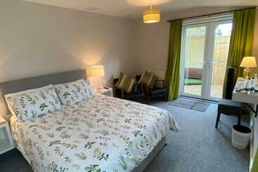 پانسیون The Hideaway