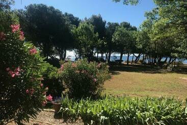 تختخواب و صبحانه Au Bord De Thau