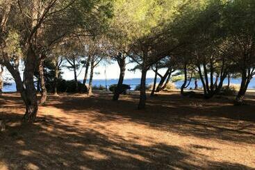 تختخواب و صبحانه Au Bord De Thau
