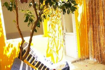 تختخواب و صبحانه La Maison Jaune
