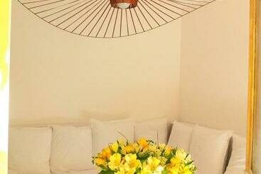 تختخواب و صبحانه La Maison Jaune