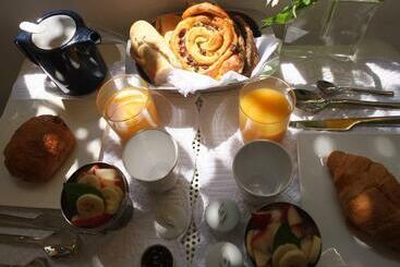 تختخواب و صبحانه La Maison Jaune