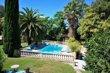 تختخواب و صبحانه Le Mas Des Agapes